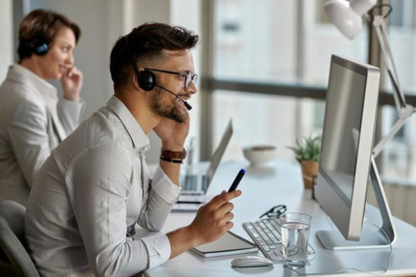 man-uses-tablet-business-partners-business-meeting-people-are-sitting-table (9)